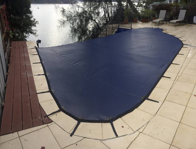 Pool cover on wet edge pool