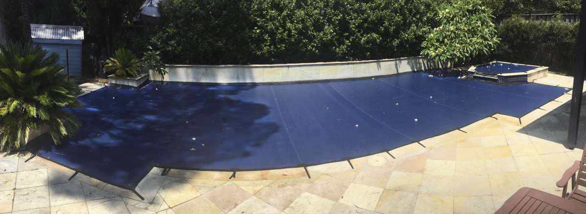 Leaf cover fitted to difficult pool with retaining wall